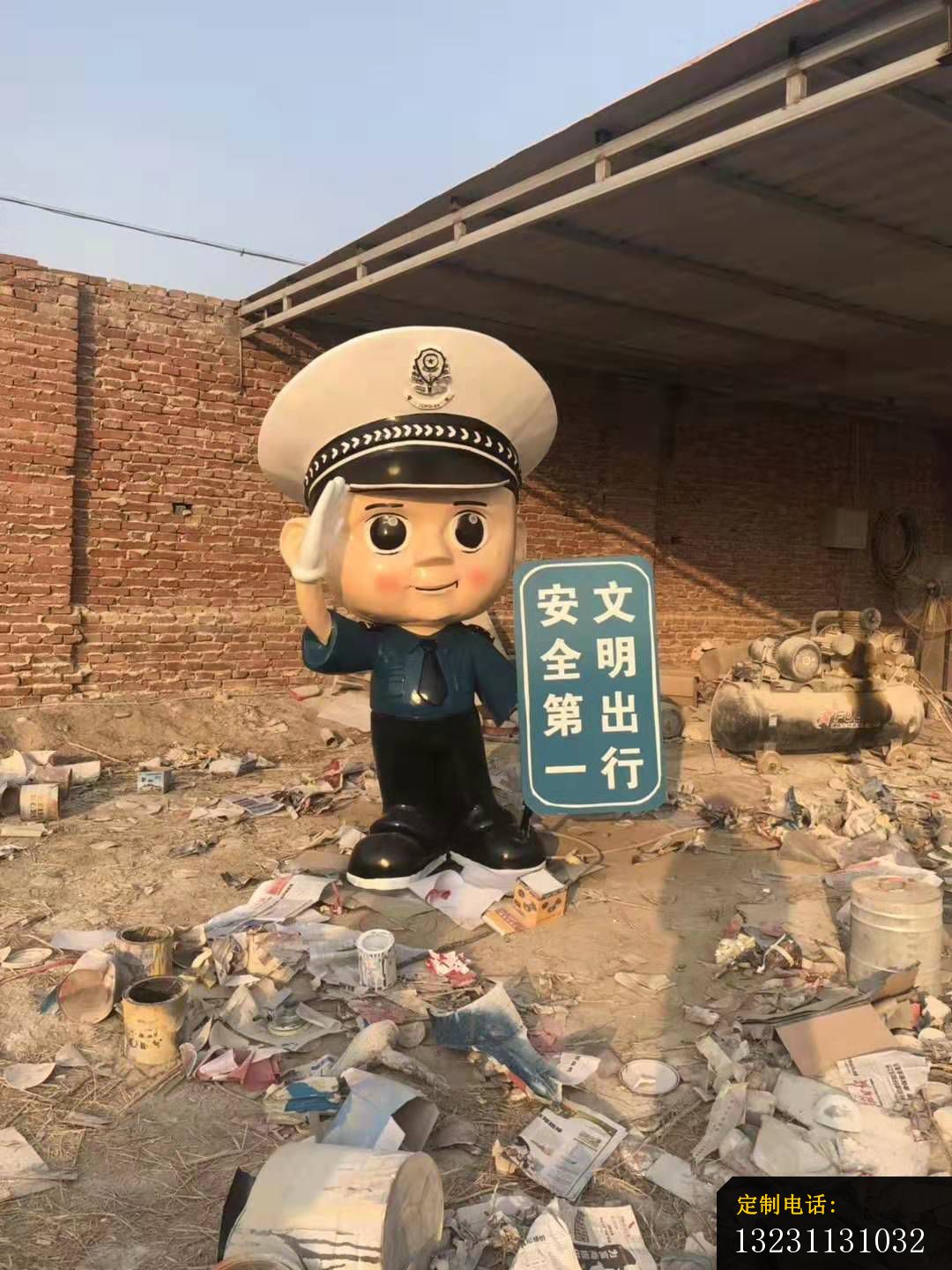 玻璃钢卡通警察雕塑公园广场安全警示语雕塑 (1)_1080*1440