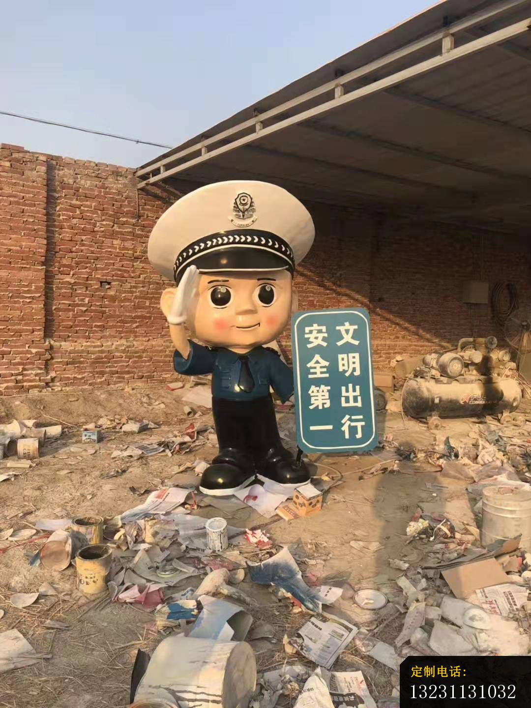 玻璃钢卡通警察雕塑公园广场安全警示语雕塑 (5)_1080*1440