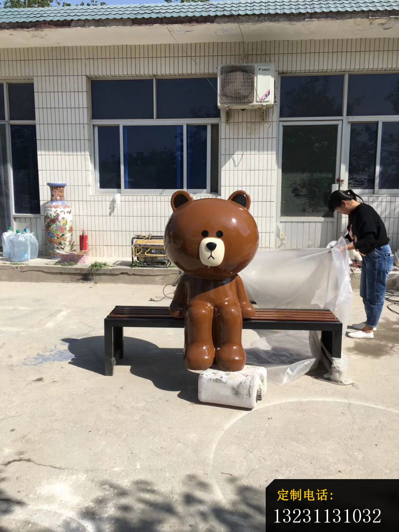 玻璃钢卡通布朗熊雕塑公园卡通雕塑_799*1066