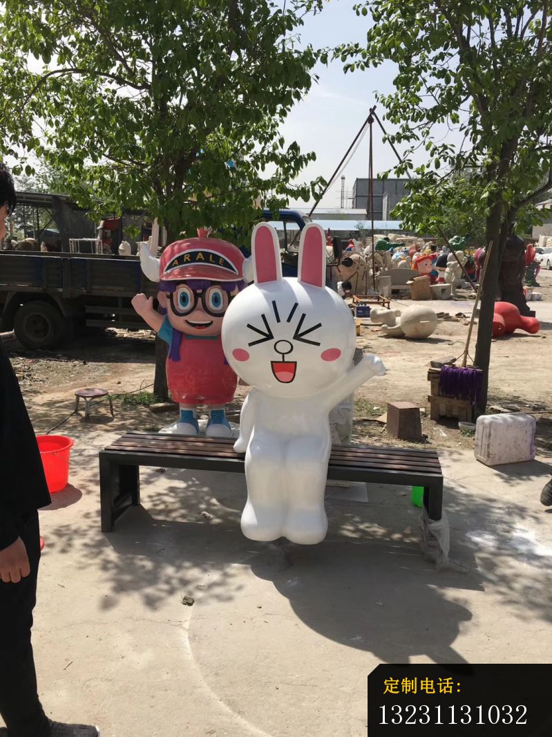 玻璃钢卡通可妮兔雕塑公园卡通雕塑_799*1066
