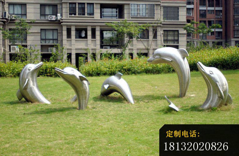 草地海豚雕塑不锈钢动物雕塑_800*522