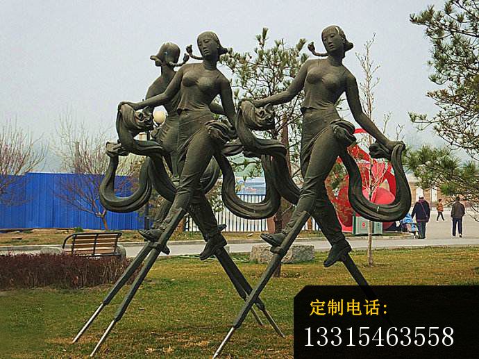 踩高跷的女孩铜雕，公园人物铜雕_690*517