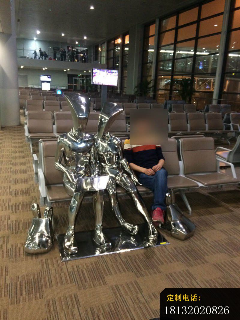 不锈钢抽象看电脑人物雕塑，候车厅景观雕塑_800*1066