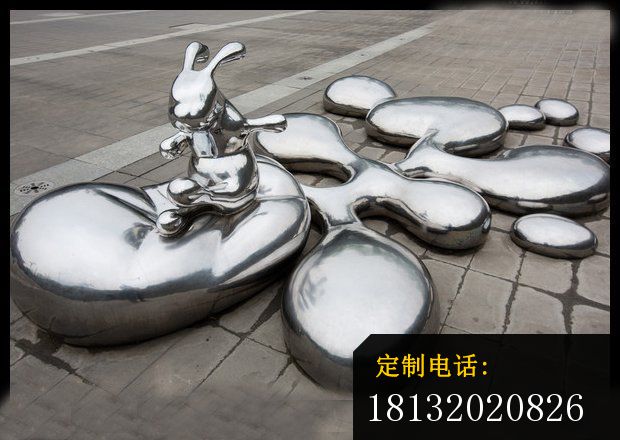 不锈钢抽象水珠上的兔子雕塑  广场不锈钢景观雕塑_620*440
