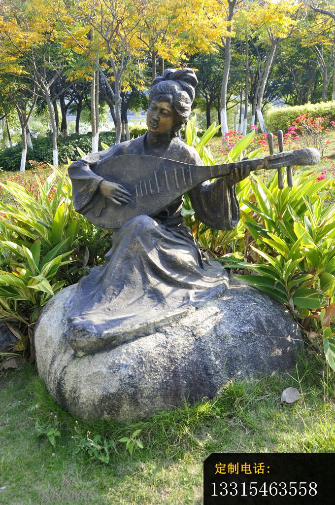 弹琵琶的古代美女铜雕，公园人物铜雕_680*1024