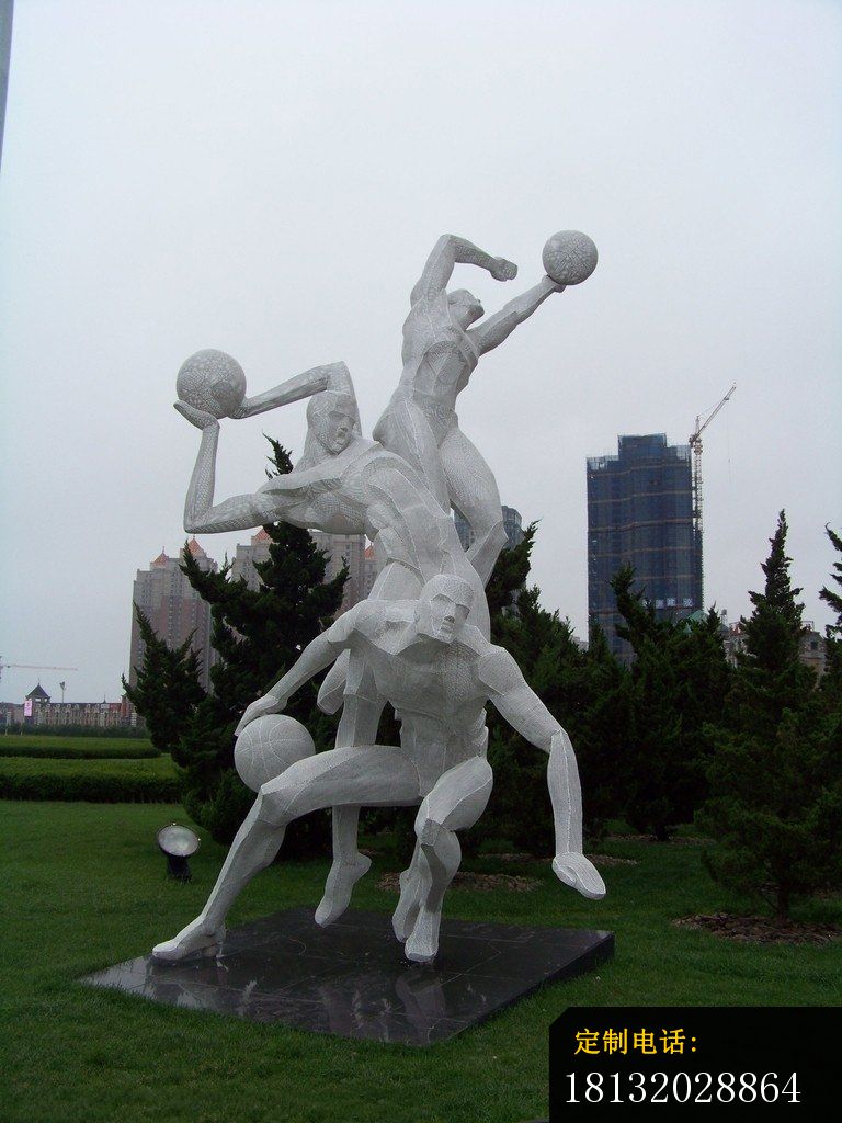 不锈钢打篮球的抽象人物雕塑，公园不锈钢雕塑_768*1024