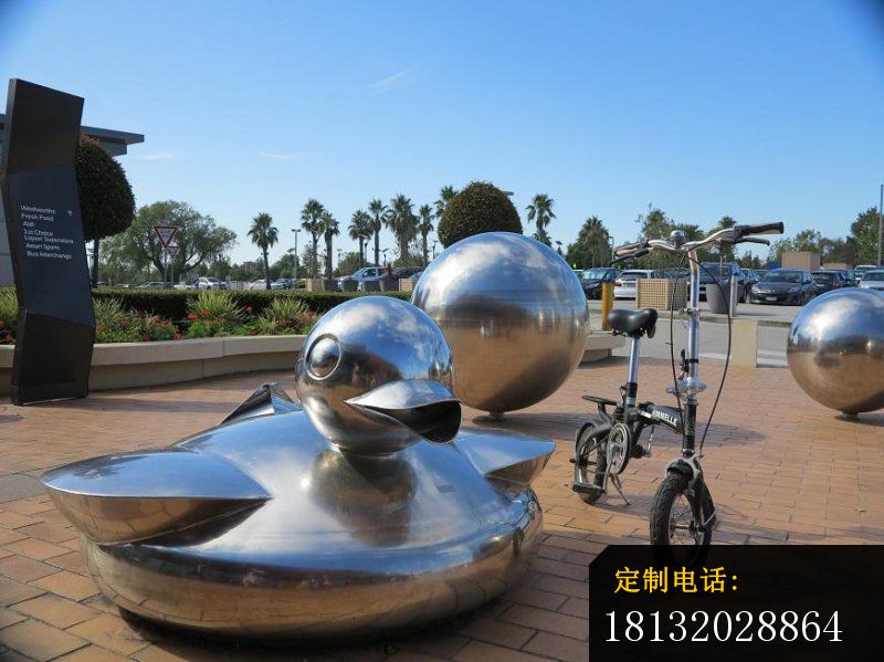 不锈钢大黄鸭和镜面球，广场不锈钢雕塑_800*599