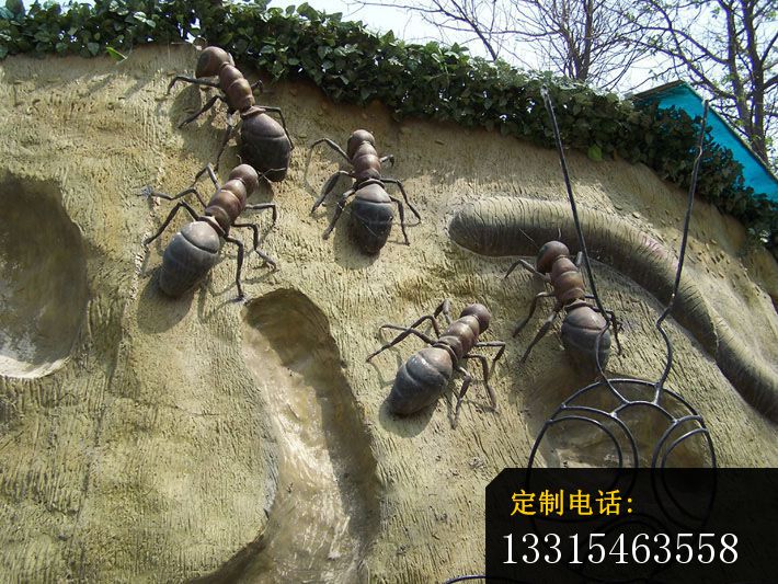 爬山的蚂蚁铜雕，公园动物雕塑_710*533