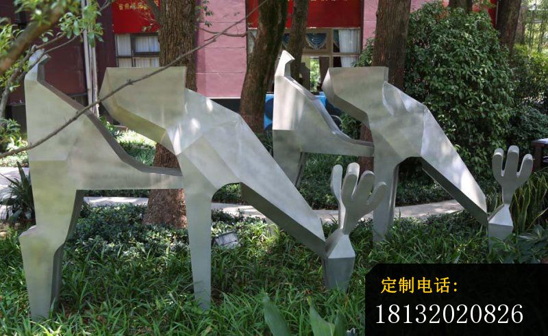 吃草的几何梅花鹿雕塑，不锈钢抽象动物雕塑_800*491
