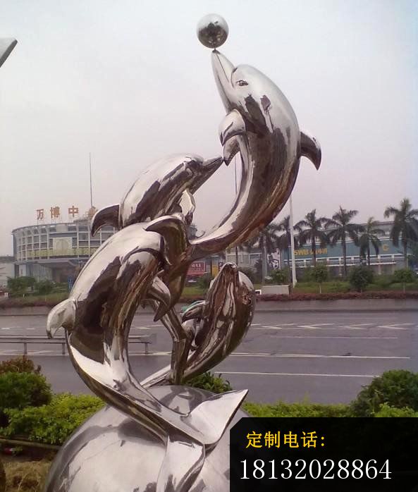 不锈钢海豚顶球雕塑，不锈钢动物雕塑_593*698