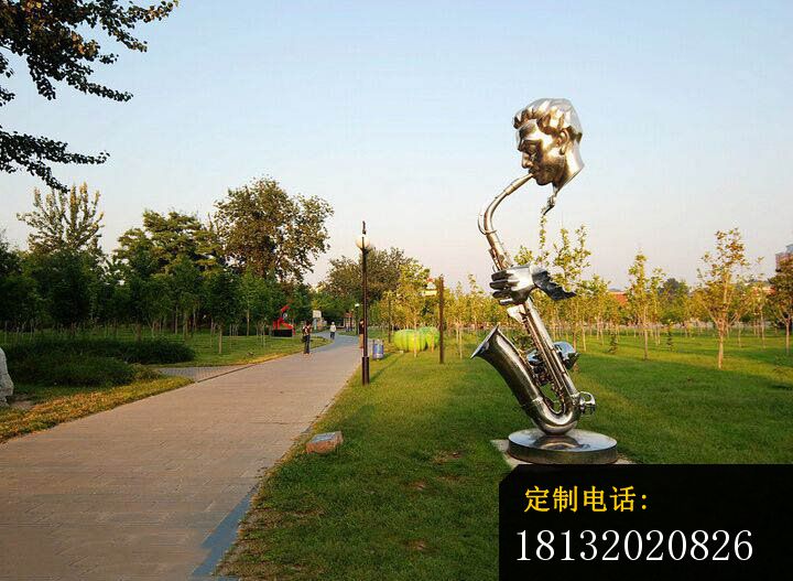 抽象人物吹萨克斯雕塑  不锈钢抽象人物雕塑  公园景观雕塑_720*527
