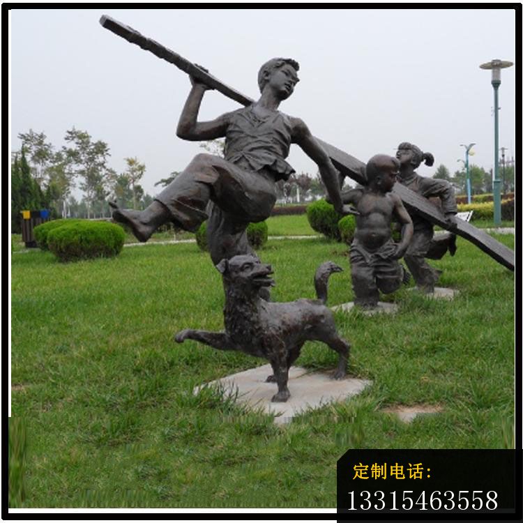 抬木头奔跑的儿童铜雕，公园童趣雕塑_750*750