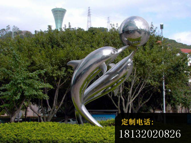 海豚抢球雕塑  不锈钢动物雕塑  公园不锈钢雕塑_670*503