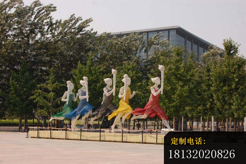 拿火炬跑步的女孩雕塑 不锈钢抽象人物雕塑_800*532