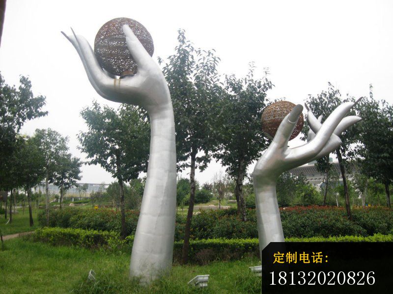 拿着镂空球的手雕塑 公园不锈钢雕塑_800*600