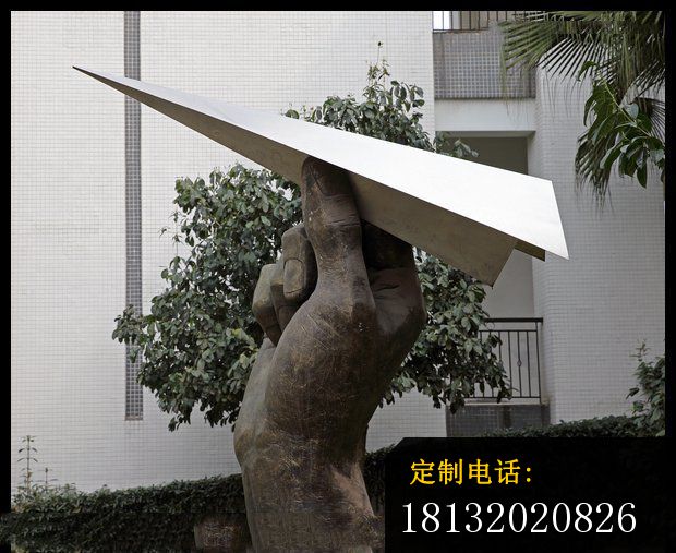 手拿纸飞机雕塑  不锈钢抽象雕塑  不锈钢小区景观雕塑_620*507