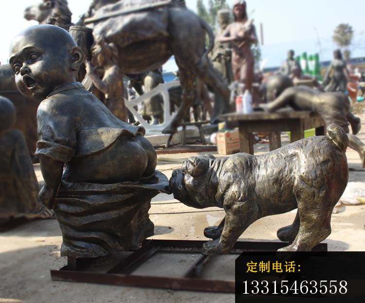 咬小孩裤子的小狗铜雕，公园童趣雕塑 (3)_750*622