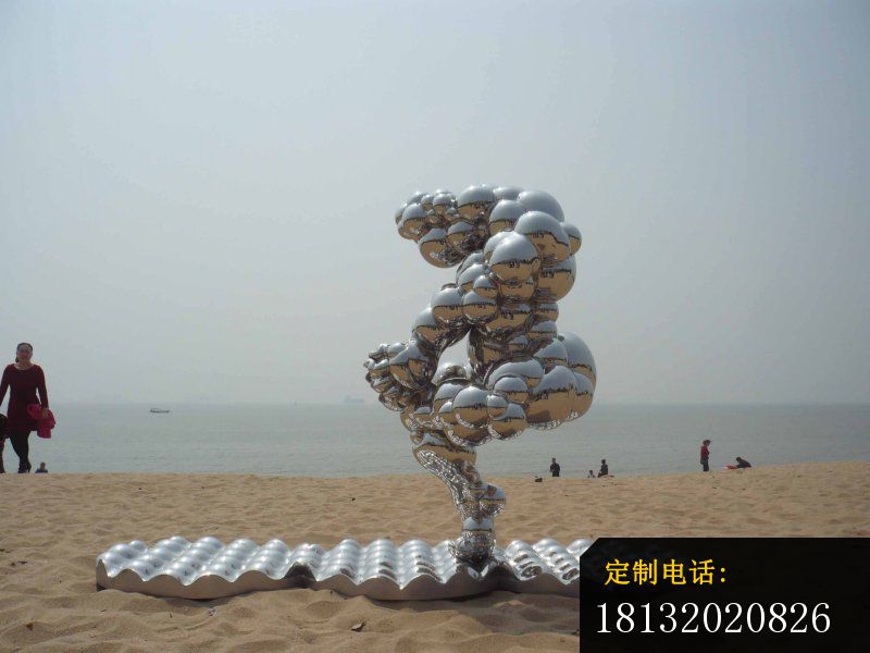 半蹲在水面的抽象人物，不锈钢海边景观雕塑_800*600