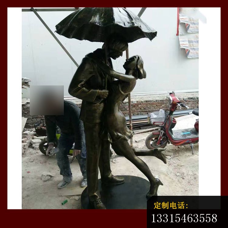 雨伞下拥抱的情侣铜雕，公园人物铜雕_750*750