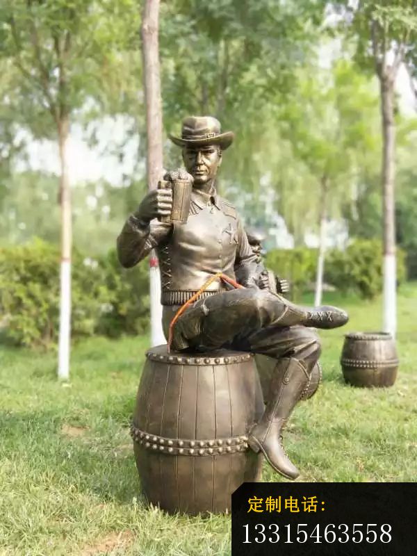 坐酒桶喝啤酒的牛仔铜雕，公园西方人物铜雕_600*800