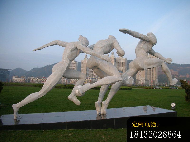 不锈钢踢足球的人物雕塑，公园景观雕塑_800*600