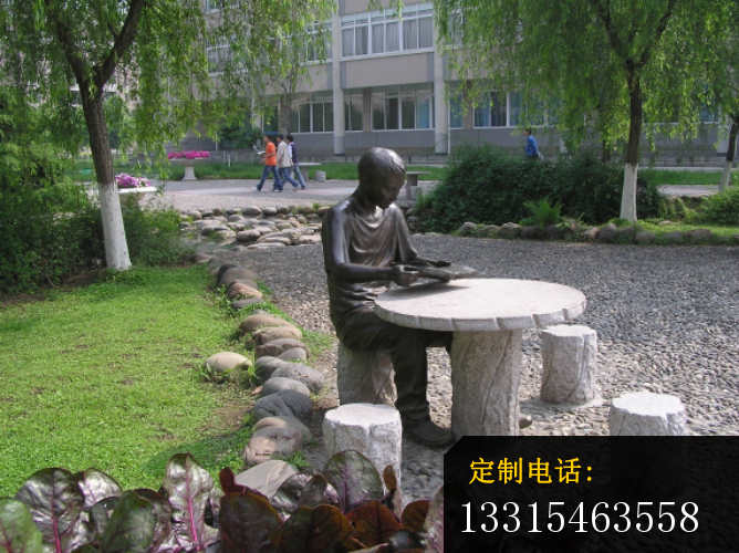 坐石桌凳看书的学生铜雕，校园景观铜雕_668*500