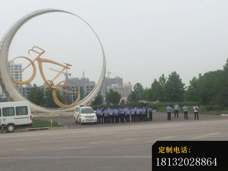 不锈钢圆环上的自行车雕塑，广场不锈钢雕塑_800*600