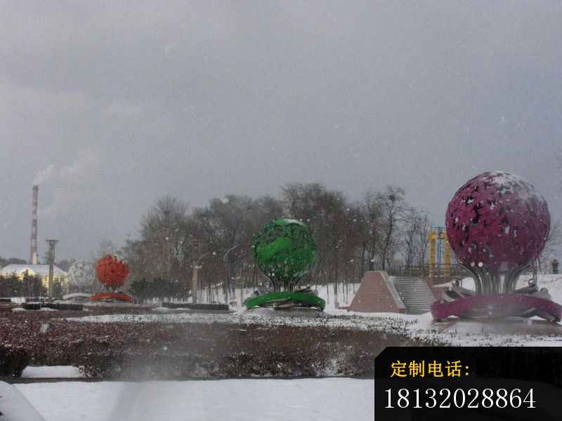 彩色镂空球雕塑，不锈钢公园雕塑_800*600