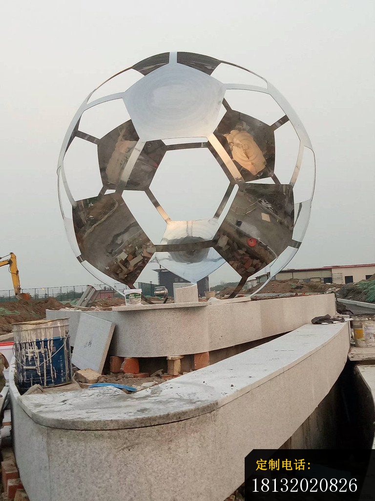 不锈钢抽象镂空足球，公园景观雕塑_768*1024