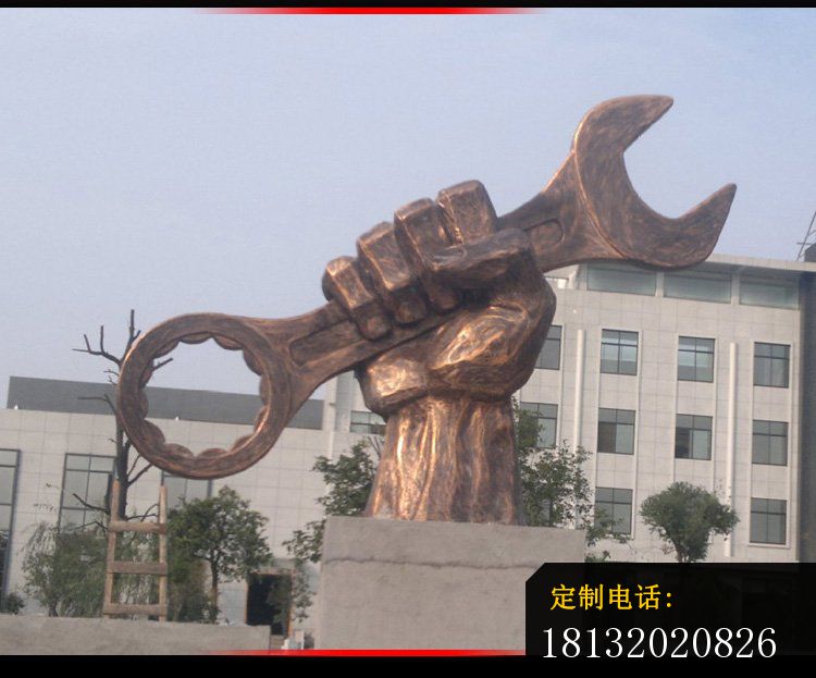 企业手拿扳手铜雕_750*623