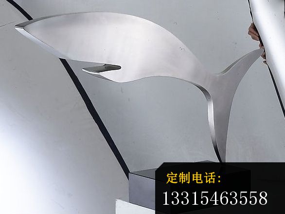 抽象鲨鱼雕塑，不锈钢抽象动物雕塑_586*439
