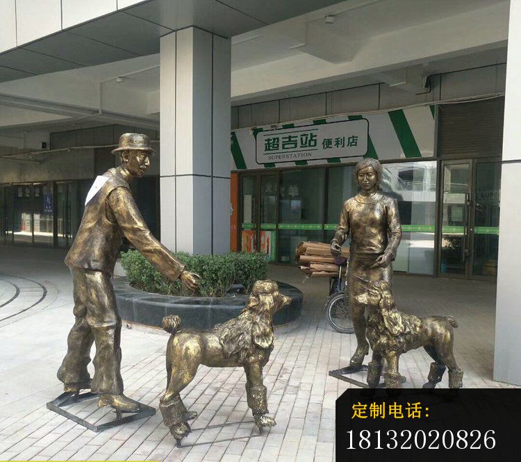 铜雕遛狗人物   广场人物雕塑_750*665