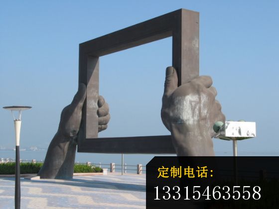 不锈钢手拿相框雕塑，景观不锈钢雕塑 (2)_560*420