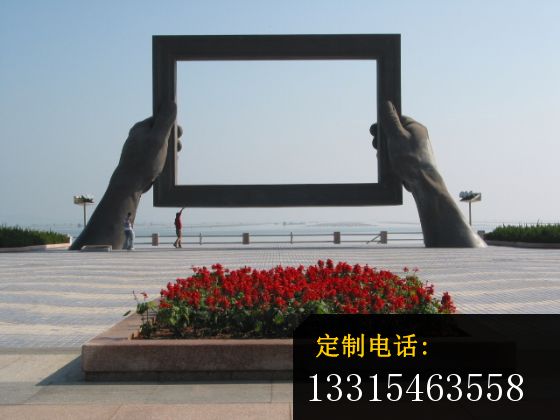 不锈钢手拿相框雕塑，景观不锈钢雕塑 (1)_560*420