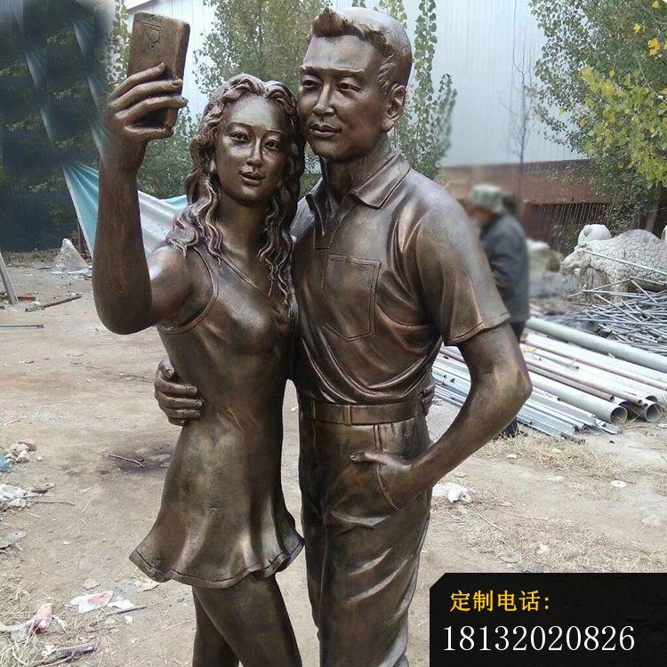 铜雕拍照情侣   广场人物雕塑_750*750