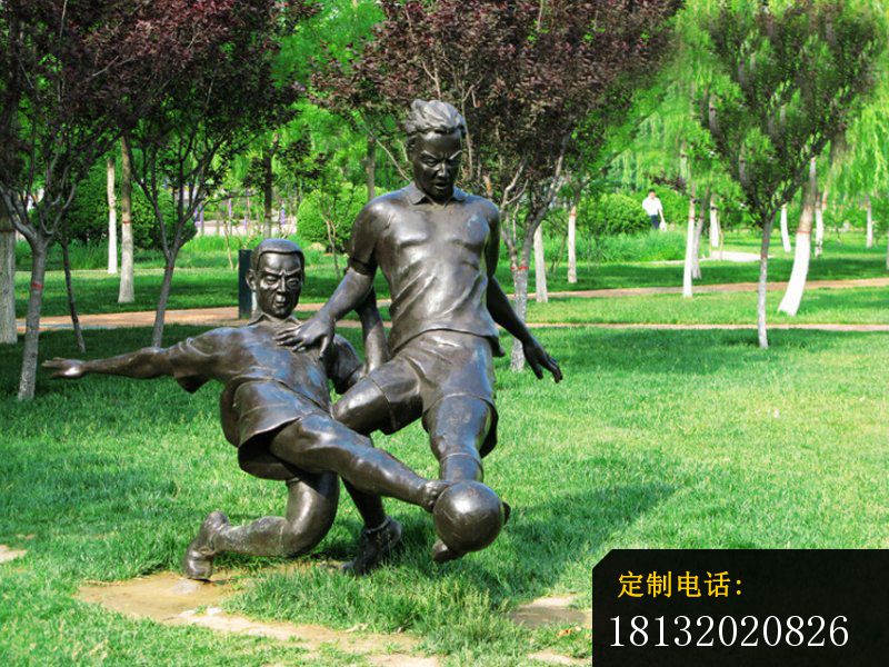 铜雕踢足球雕塑  公园人物雕塑_800*600