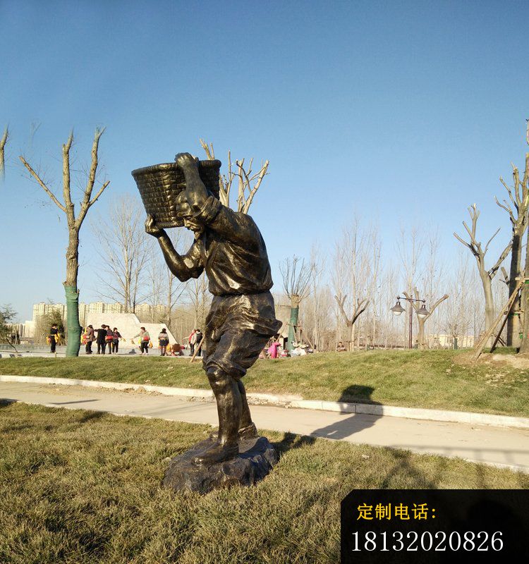 铜雕下地干活   公园人物雕塑_750*800