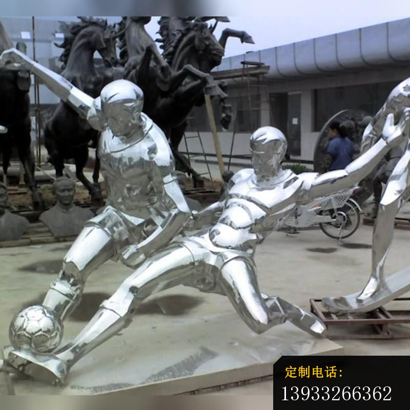 不锈钢踢足球的人物运动雕塑_800*800