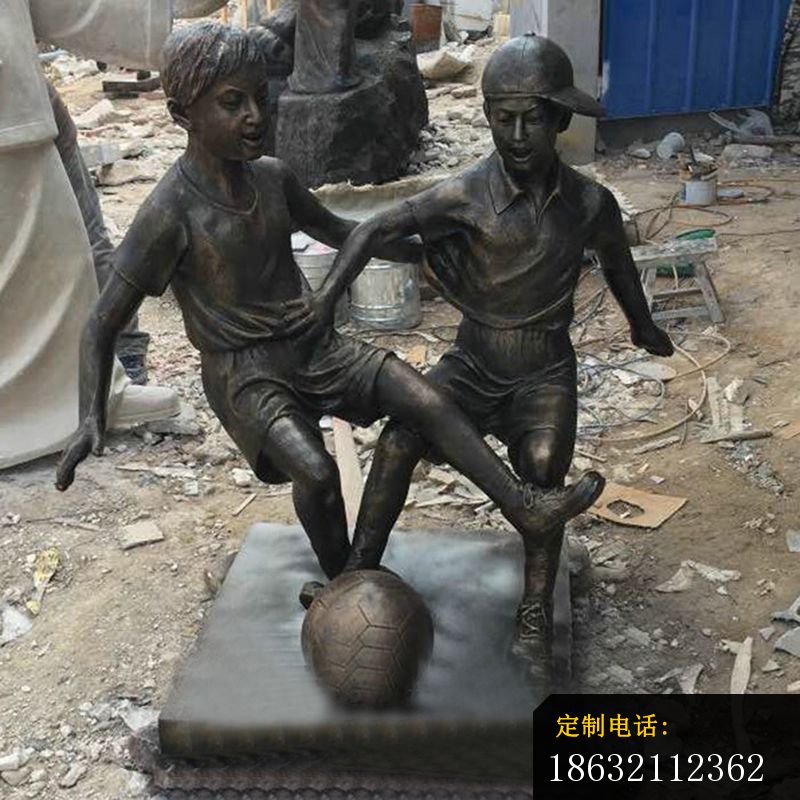 踢足球的人物铜雕，公园人物雕塑_800*800