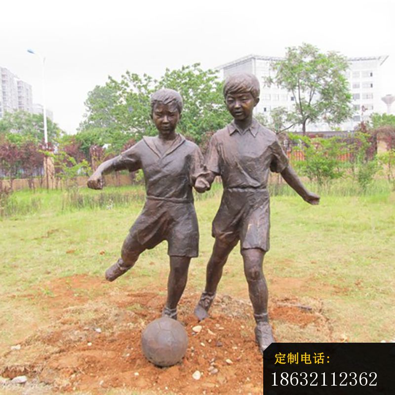 踢足球人物铜雕，公园人物雕塑_800*800