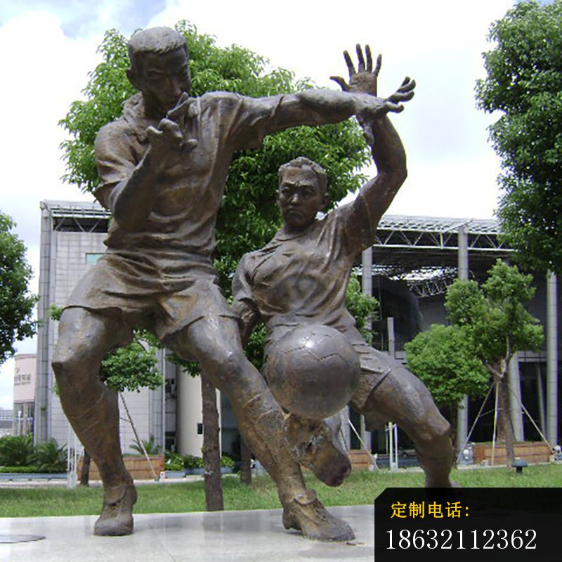 踢足球铜雕，公园小品铜雕_800*800