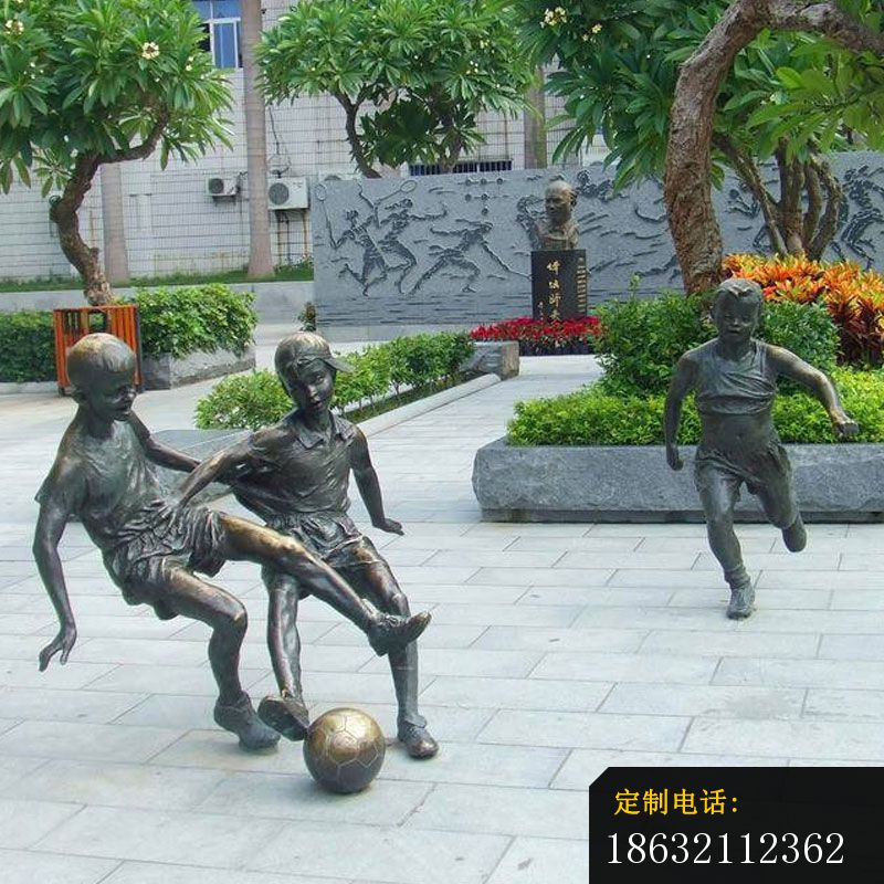 小孩踢足球雕塑，公园景观铜雕_800*800