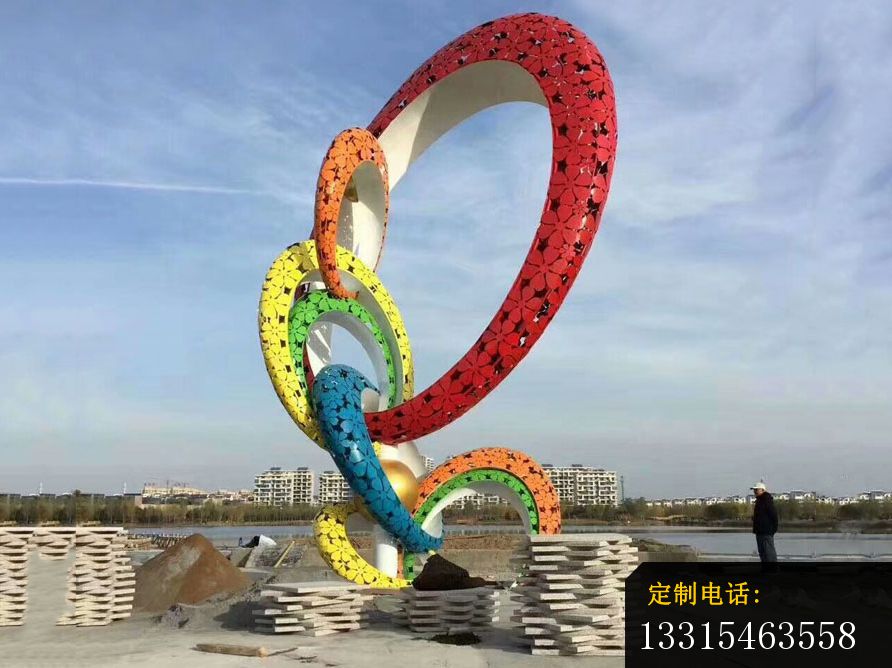 不锈钢彩色环环相扣广场景观雕塑 _892*668