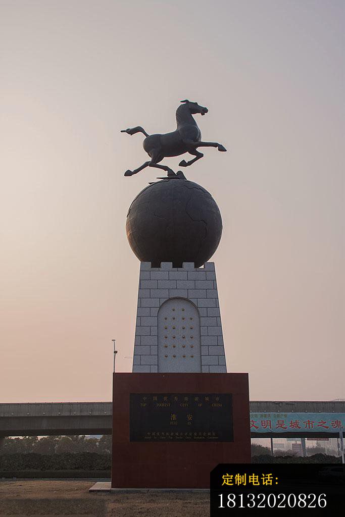 马踏地球铜雕 旅游标志铜雕_683*1024