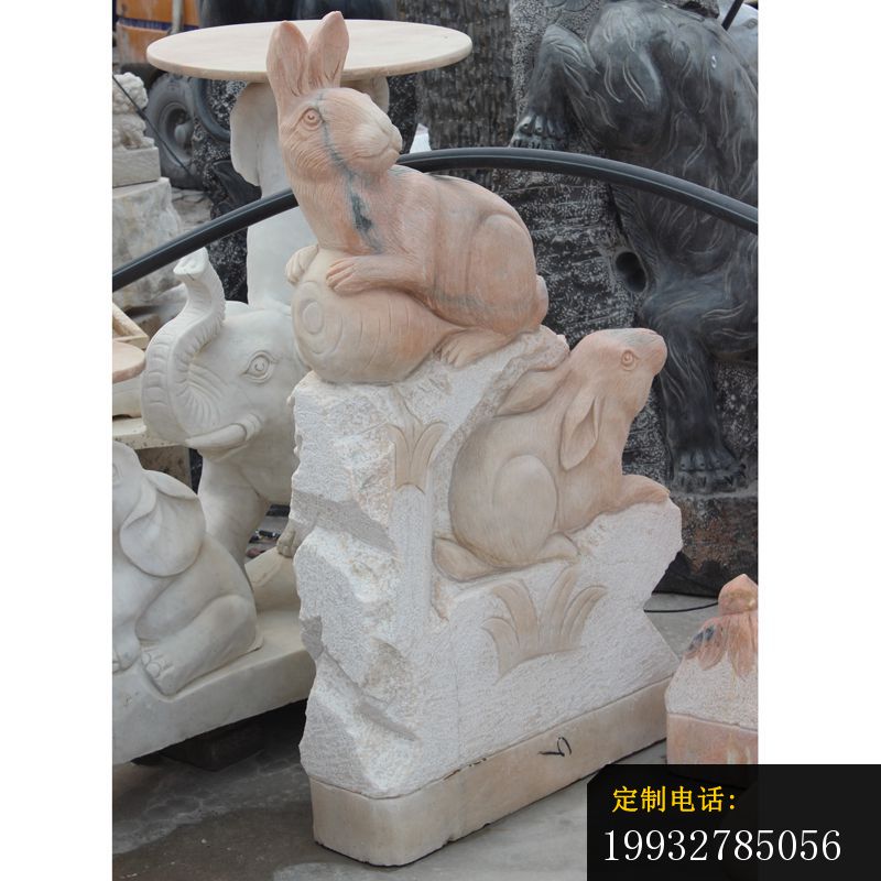 兔子吃萝卜石雕，晚霞红兔子吃萝卜雕塑，动物石雕_800*800