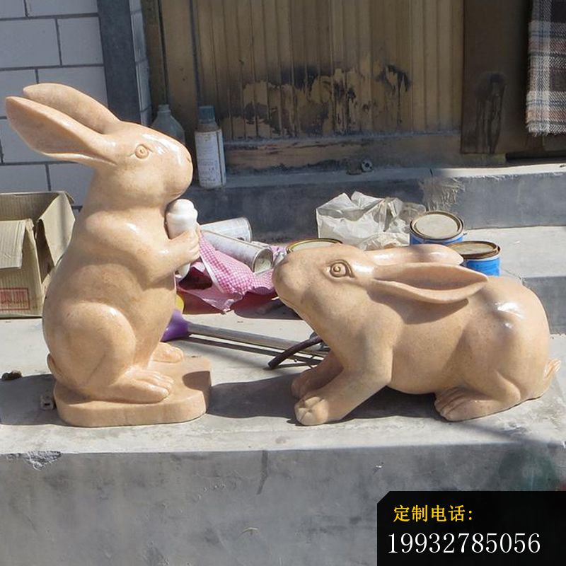 吃胡萝卜的兔子石雕 晚霞红公园动物石雕_800*800