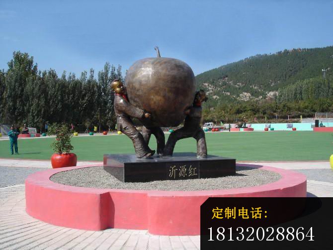 两个儿童抱着苹果雕塑，公园人物雕塑_670*502