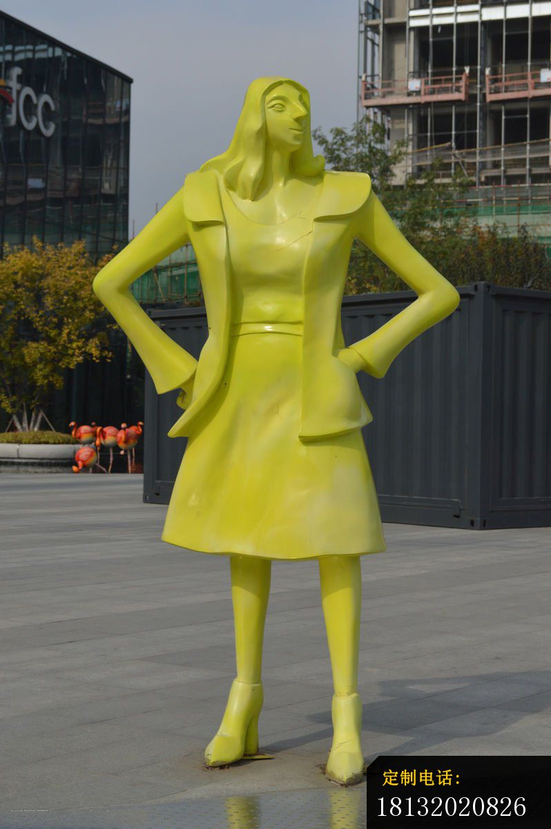 现代女人雕塑 步行街玻璃钢人物_798*1200