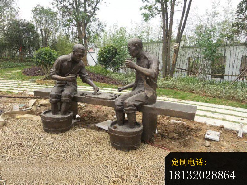 泡脚下棋的人物铜雕，公园景观雕塑_800*600