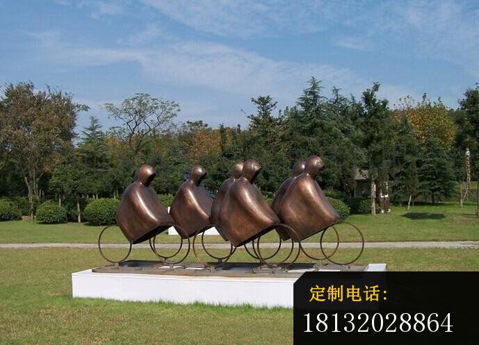 披着雨披骑着单车的抽象人物雕塑，园林景观雕塑_689*497